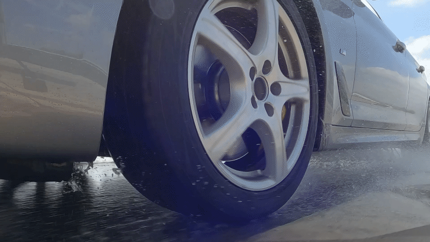 GIF che mostra un'auto che percorre una strada bagnata e che si arresta in tutta sicurezza, con primi piani dello pneumatico Vredestein Ultrac Pro in azione.