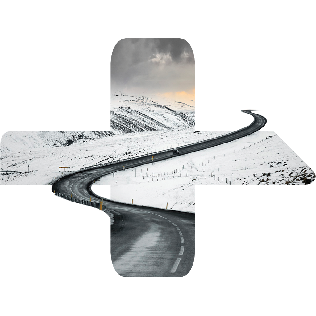 Strada attraverso un paesaggio innevato.