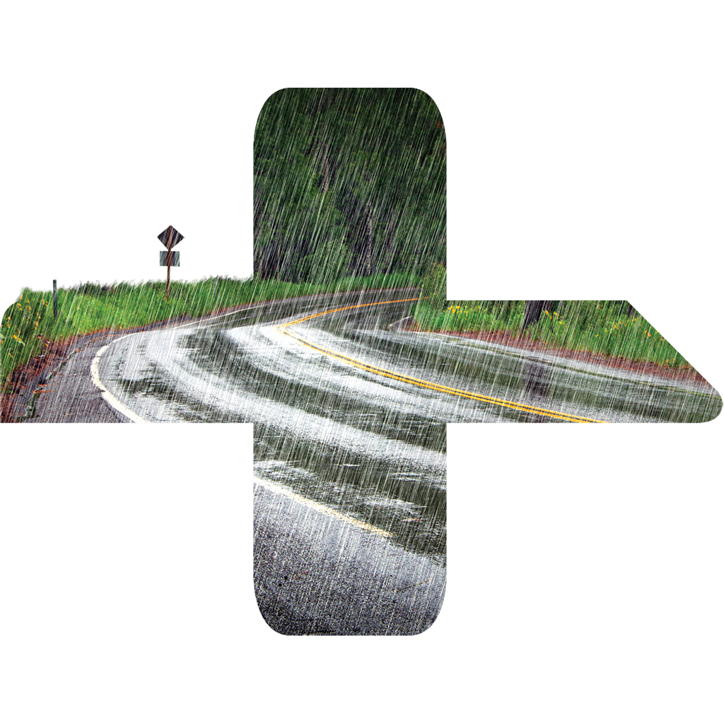 Strada bagnata con pioggia che cade.